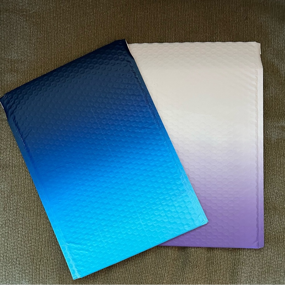 Ombré 4-pack 9”x12” padded bubble mailers, 2 of each color